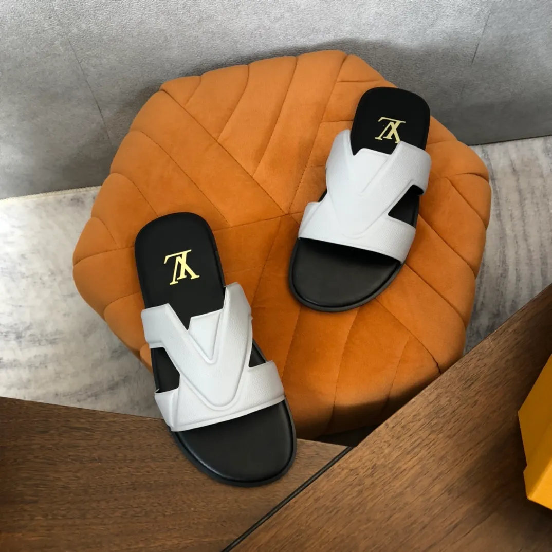 Factory price: 270💰LV counters are selling new brand luxury men's slippers, casual, loose and comfortable. The must-have model in the picture above [Happy][Happy], multiple colors available Size: 38-44, customized 45